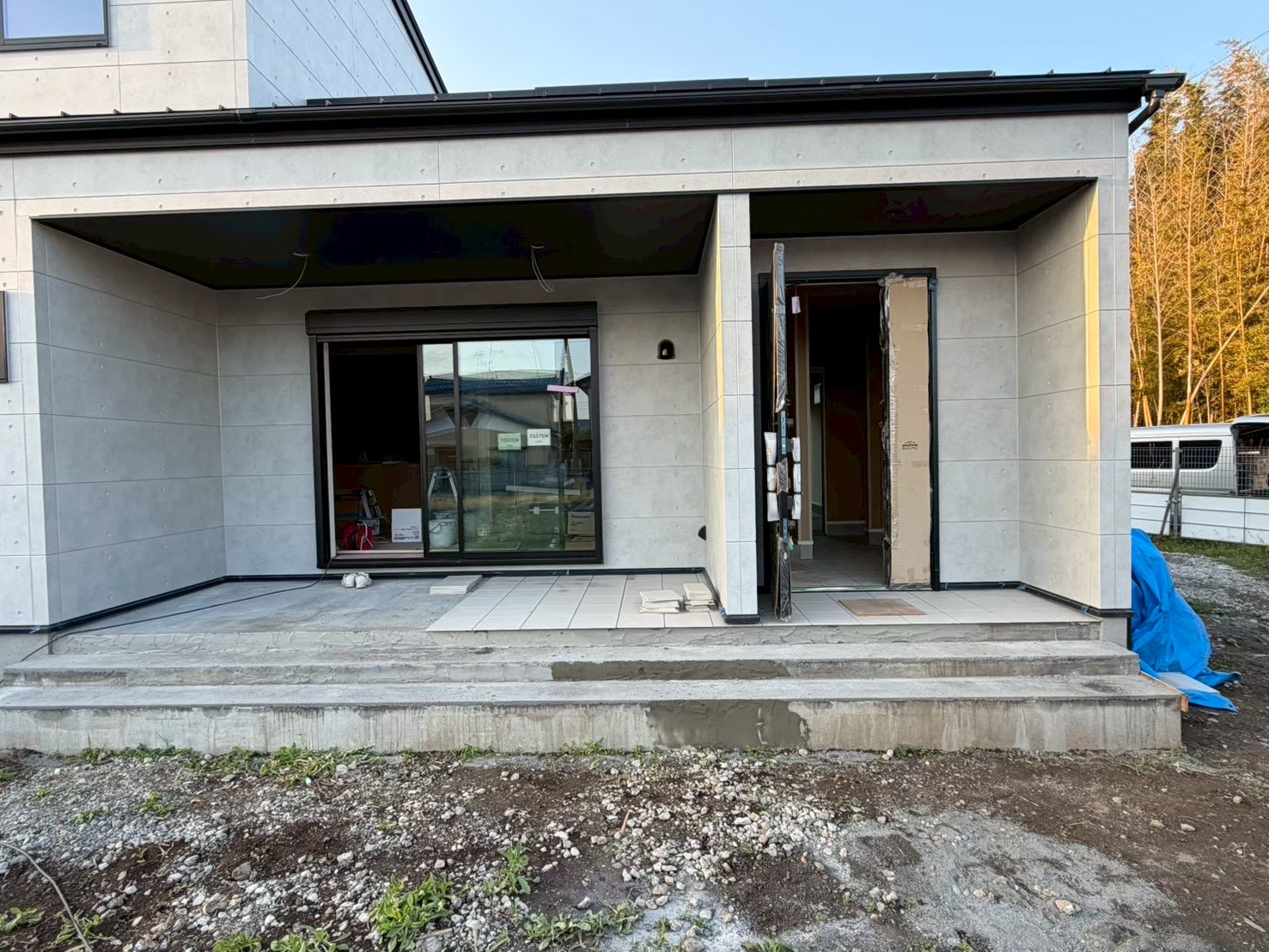 玄関ポーチタイル作業中