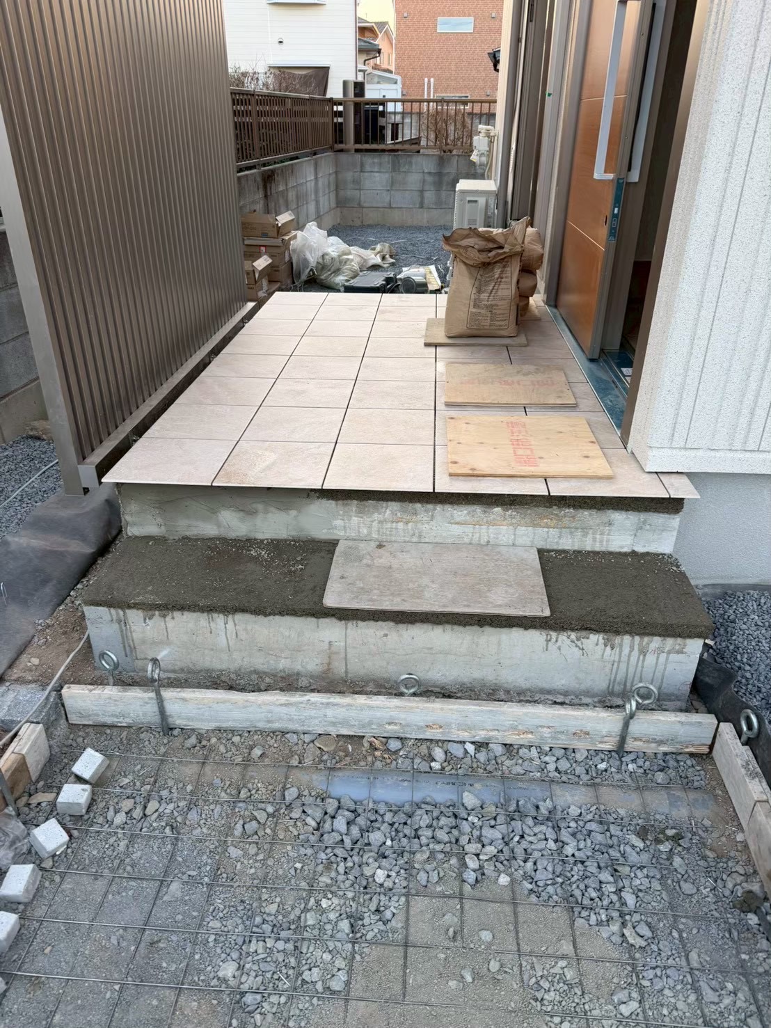 玄関ポーチタイル施工中の様子（3枚目）